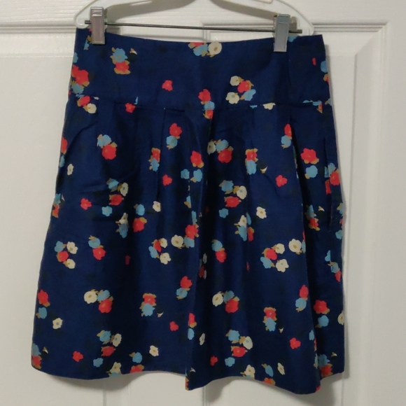 Super cute button front flower and polka dot skirt - Picture 2 of 4